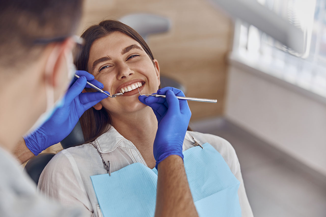 Eversmiles Dental | Smile Makeover Showdown: Dental Bonding vs. Teeth Whitening